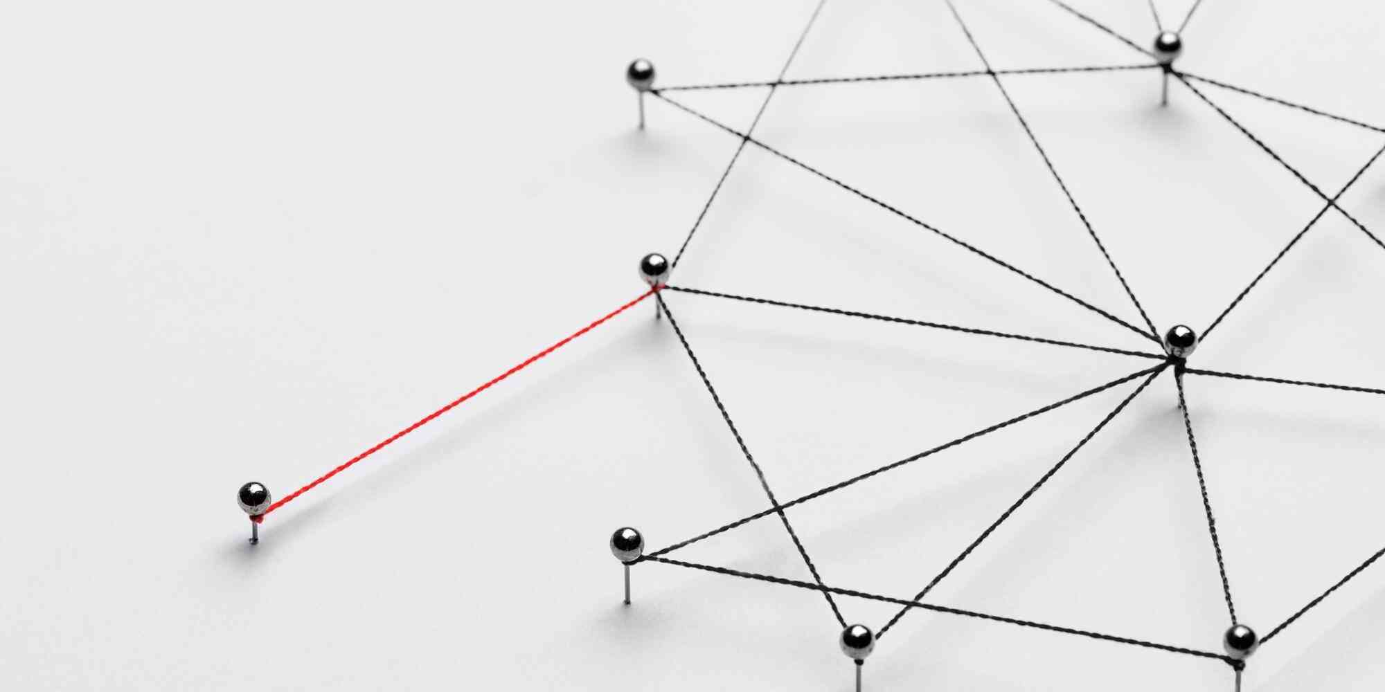 图中是一个黑色的网状结构，用绳子连接着各个点，其中有一根红色的线连接了两个点