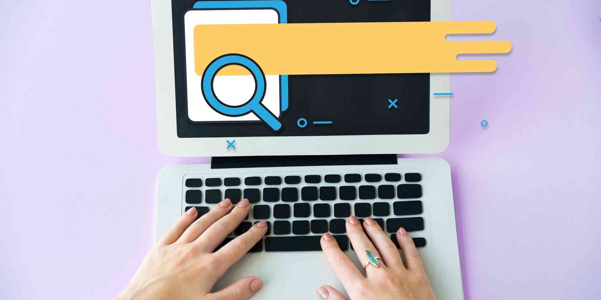 一台笔记本电脑，电脑屏幕上的一个大的搜索栏旁边有一个黄色的放大镜图案。搜索栏中填充了橙色的文字。在搜索栏下面还有一行蓝色的字，但无法看清楚是什么。电脑键盘是黑色的，用手正在键盘上打字。