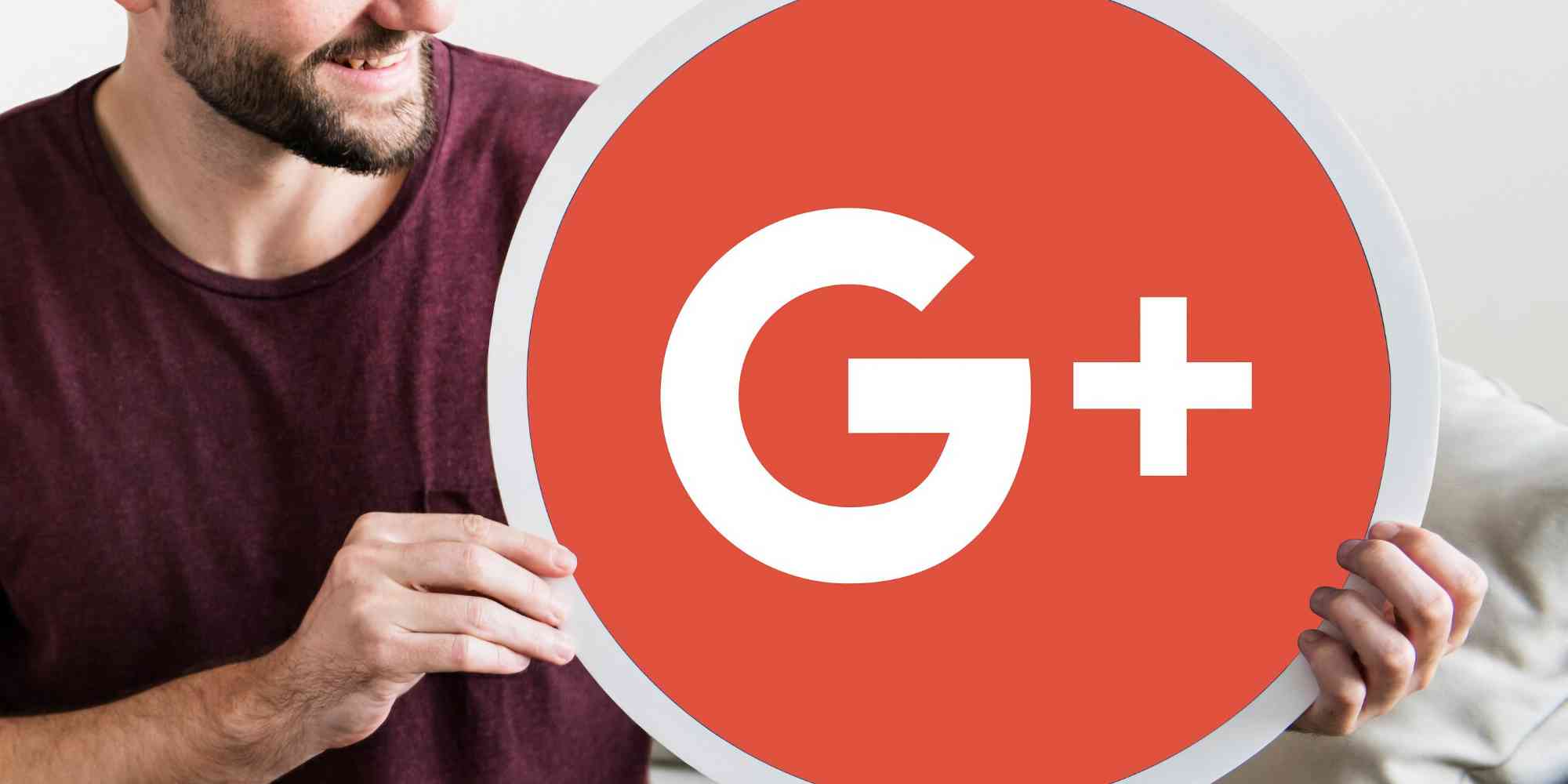 一个人举着一个带有 Google Plus (G+) 徽标的牌子。Google Plus 是谷歌拥有并运营的一个社交网络。徽标由一个红色圆圈组成，圆圈中心有一个白色的 "G+"标志。该网络是作为其他社交媒体平台的竞争对手而推出的，但由于使用率较低，以及维护一个符合消费者期望的成功产品所面临的挑战，最终于 2019 年 4 月面向消费者关闭。 在网站搜索引擎优化（SEO）方面，Google Plus 曾因社交信号而在影响搜索排名方面发挥过作用。在 Google Plus 上获得大量分享或 "+1"（相当于 "赞 "或 "加票"）的网页或内容，可能会对其搜索可见性产生积极影响。这是一套更广泛的战略的一部分，旨在提高网站在搜索引擎结果中的存在度，因为谷歌的算法会考虑各种因素，包括在其平台上的社交参与度。 然而，随着 Google Plus 不再活跃，它对搜索引擎优化的直接影响已不复存在。但是，来自不同平台的社交信号可以影响搜索引擎优化这一更广泛的原则仍然适用。