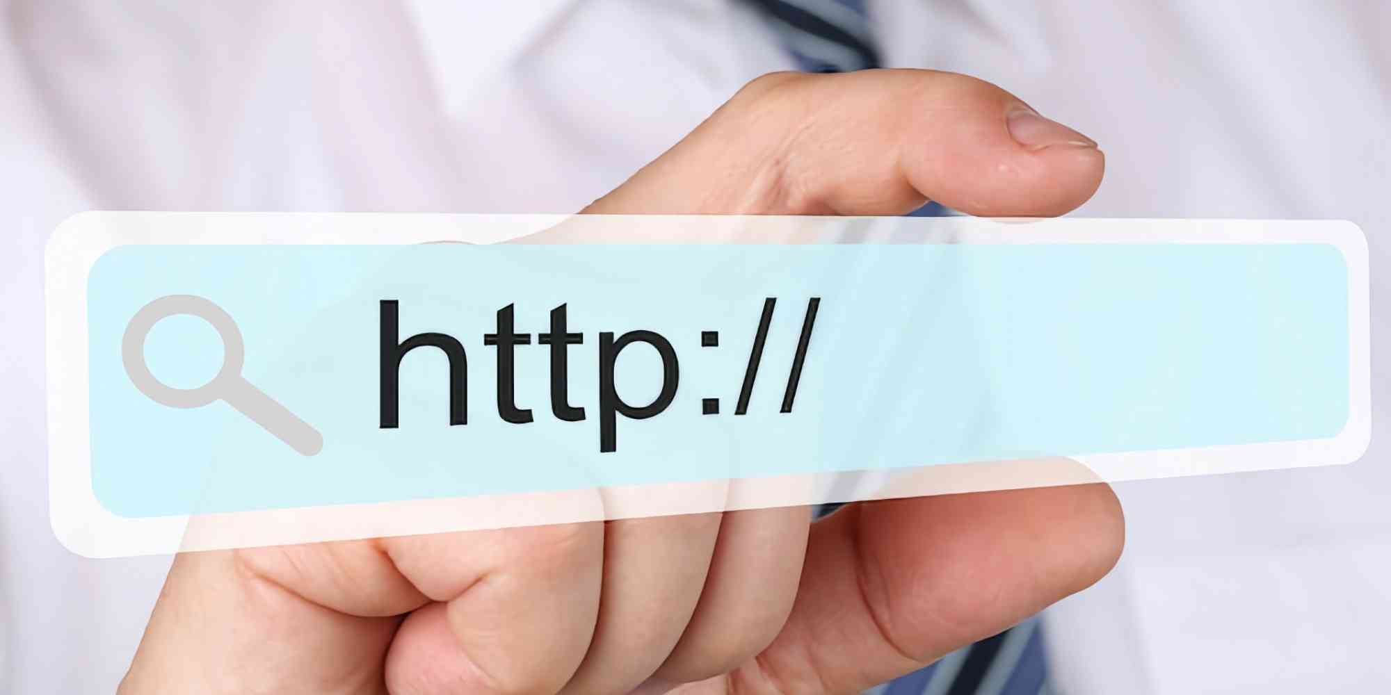 一个人的手拿着一张透明卡片或虚拟屏幕，开头是 URL "http://"，这是网络中传输超文本请求的标准协议。这类图像通常用来表示数字世界、互联网连接和网址。就搜索引擎优化（SEO）而言，网页 URL 的结构和标准化会对其搜索引擎排名和用户访问性产生重大影响。一致、清晰、描述性强的 URL 会受到搜索引擎的青睐，并能提升用户体验，使其更容易被点击和分享。